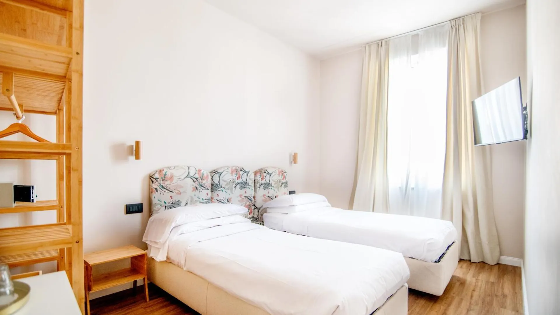 אלבניה Albium Hotel 2*,  איטליה