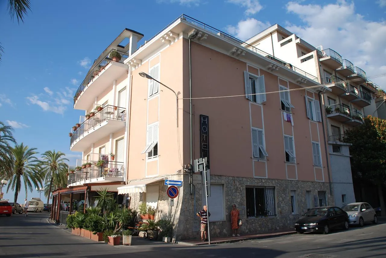 אלבניה Albium Hotel 2*,